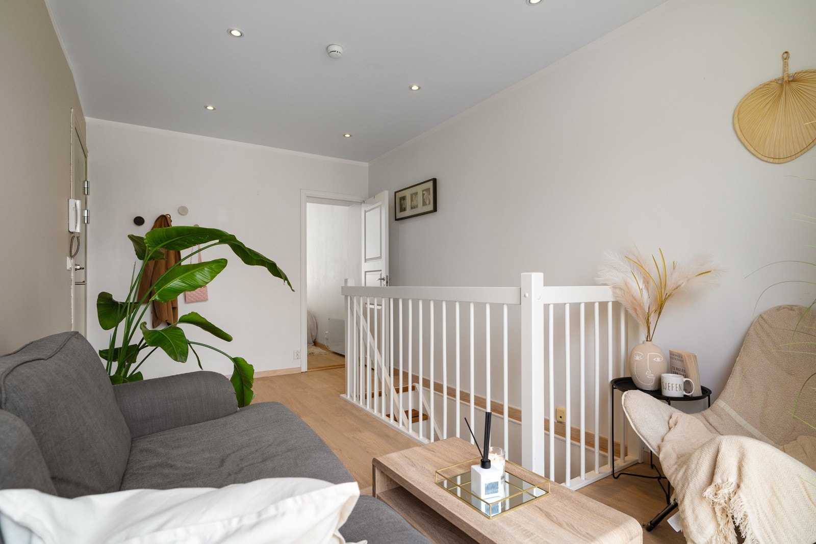 Oppholdsrommet har nøytrale overflater og et passende gulv i en mørkere fargetone. Galleribilde