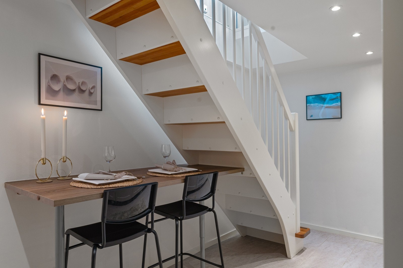Under trappen er det rikelig med plass til et spisebord. Galleribilde
