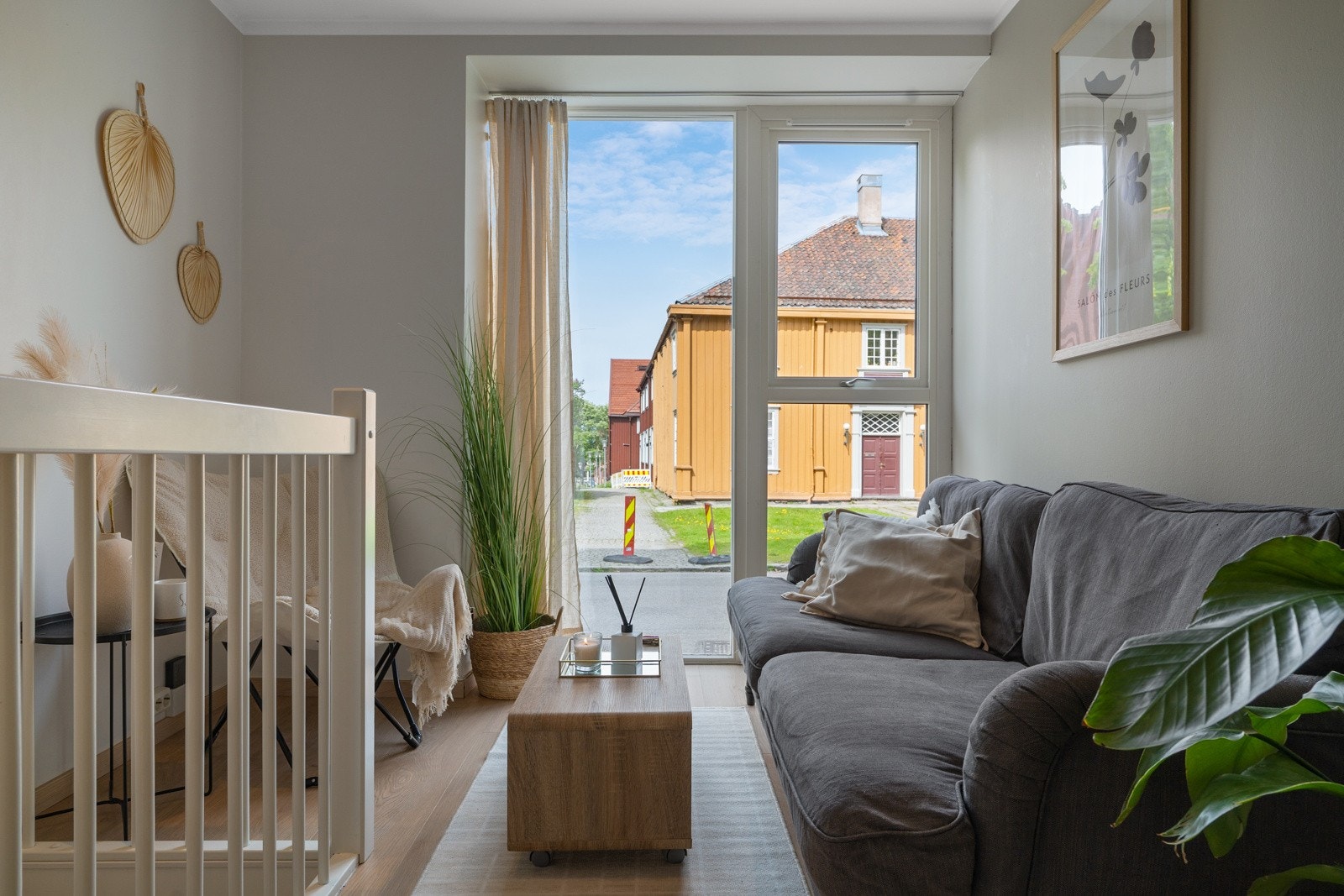 Proaktiv Eiendomsmegling ved Marcus Solberg Røed har gleden av å presentere en sentral og tiltalende 2-roms selveierleilighet over to plan. Galleribilde