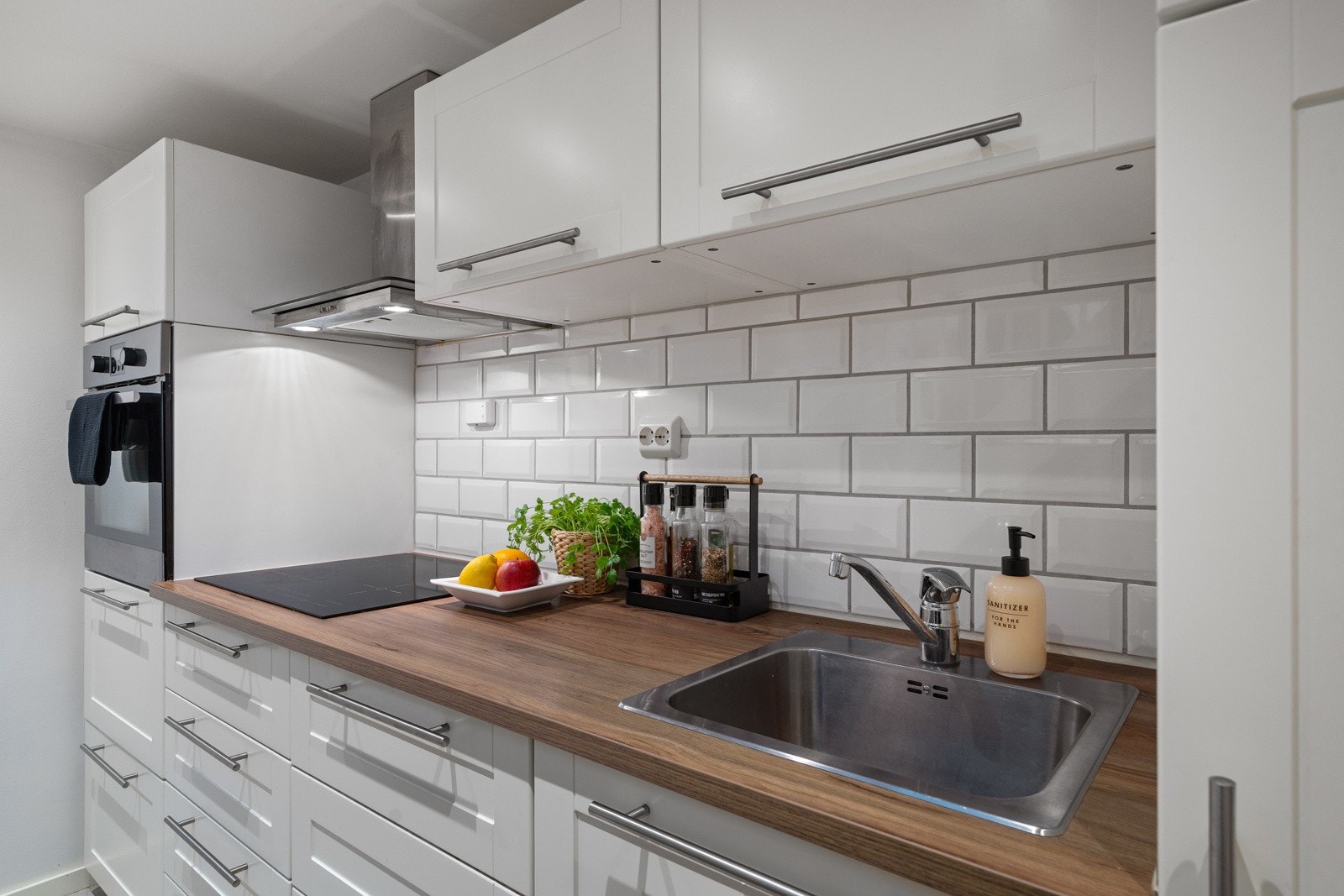 Integrerte hvitevarer som stekeovn, platetopp, oppvaskmaskin og kjøleskap. Galleribilde