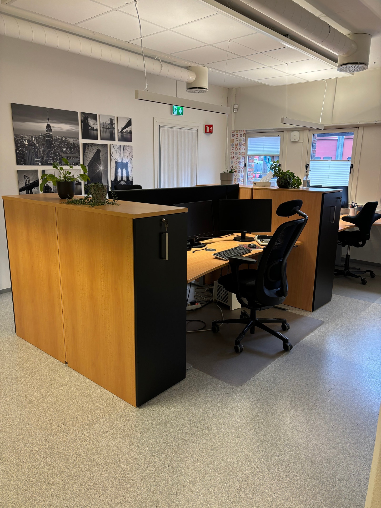 Kontorlokaler 276 m2 bta - Cellekontorer og åpent landskap.
Egne møterom og hyggelig kjøkken i arealet Galleribilde