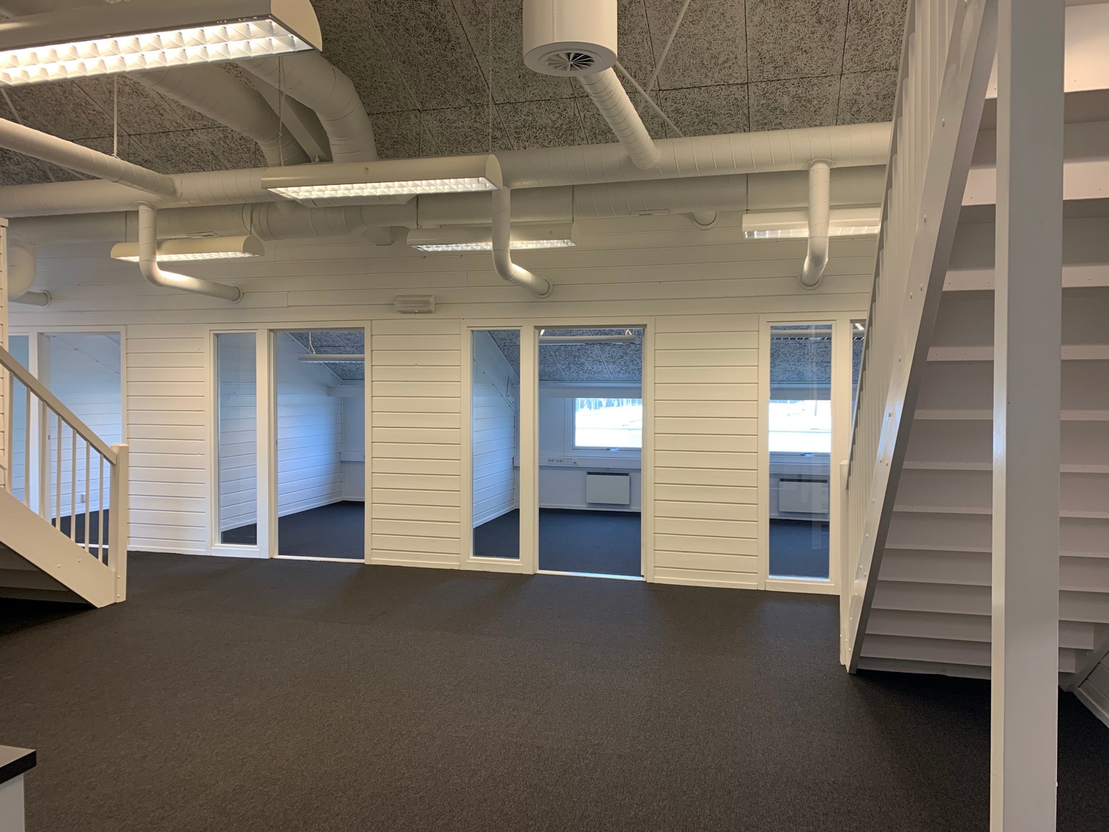 Kontorlokale på 250 m2 bta, med cellekontorer og mesanin. Hyggelig kjøkkenkrok.
Dette lokale vil bli ledig 01.03.2026 Galleribilde