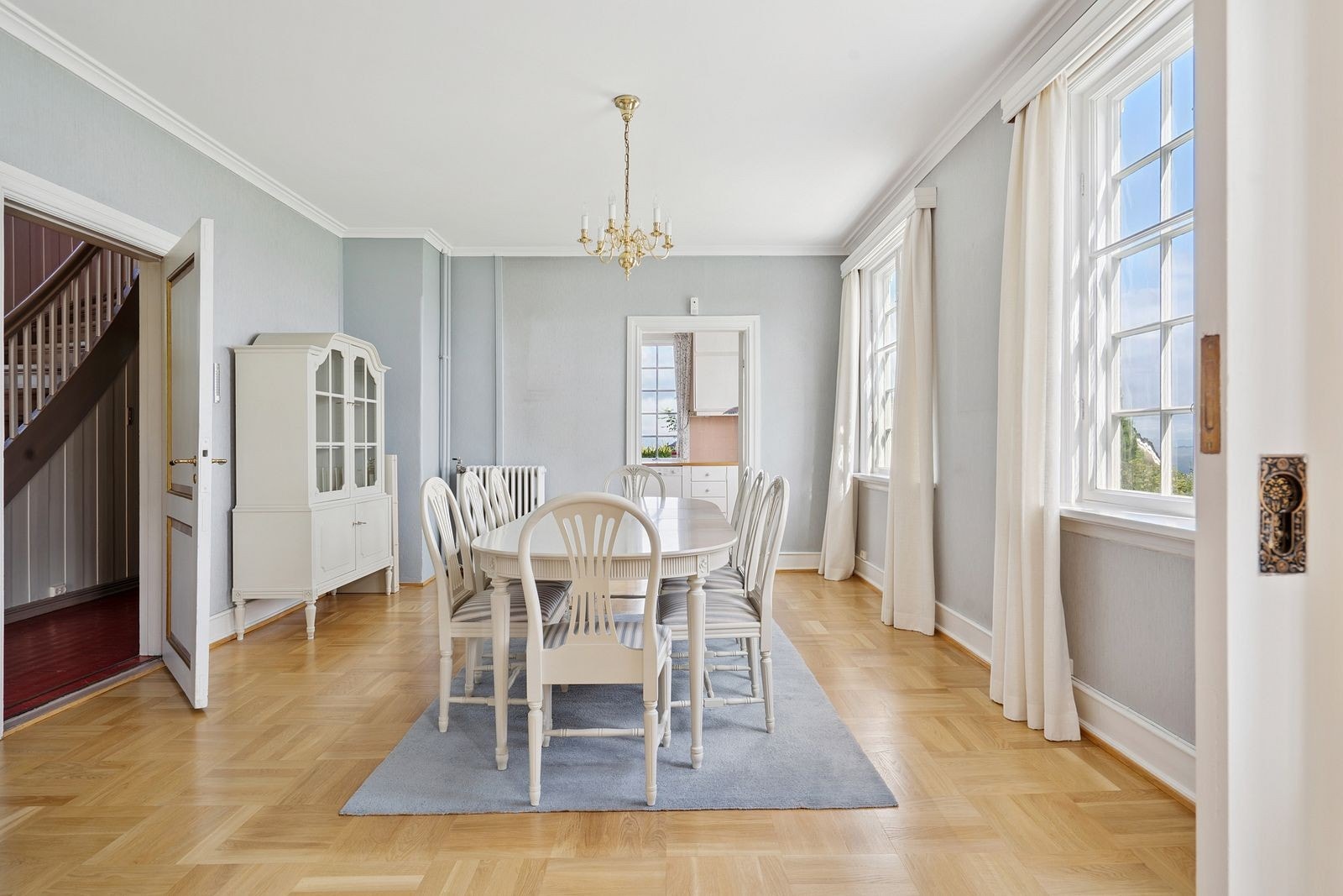 Spisestue på ca. 20 m² ligger i direkte tilknytning til hovedstuen. Galleribilde