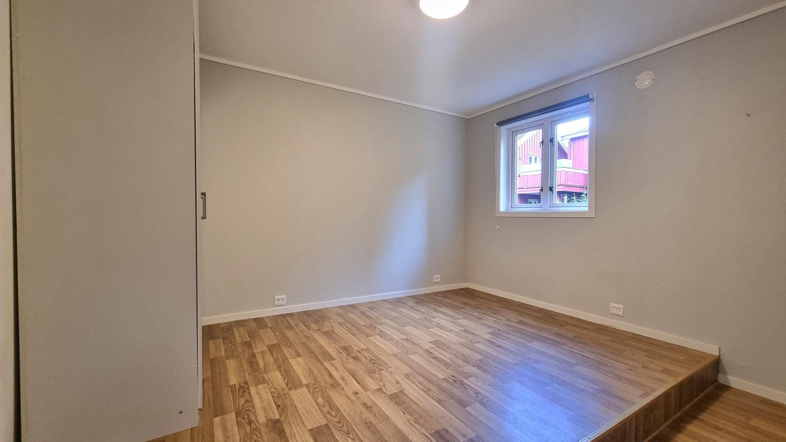 Soverommet er vendt mot bakgård, innredet med garderobe Galleribilde