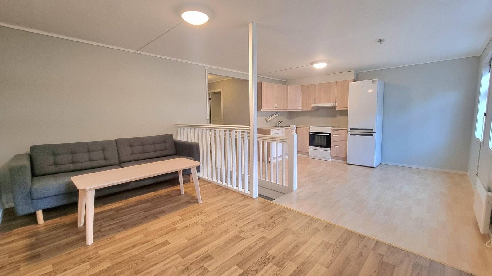 Romslig stue, møblert med sofa og stuebord Galleribilde