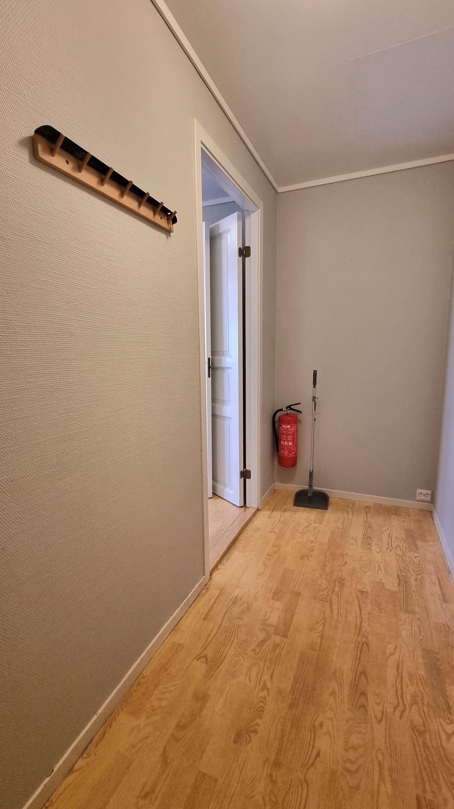 Entre med plass til jakker og sko Galleribilde