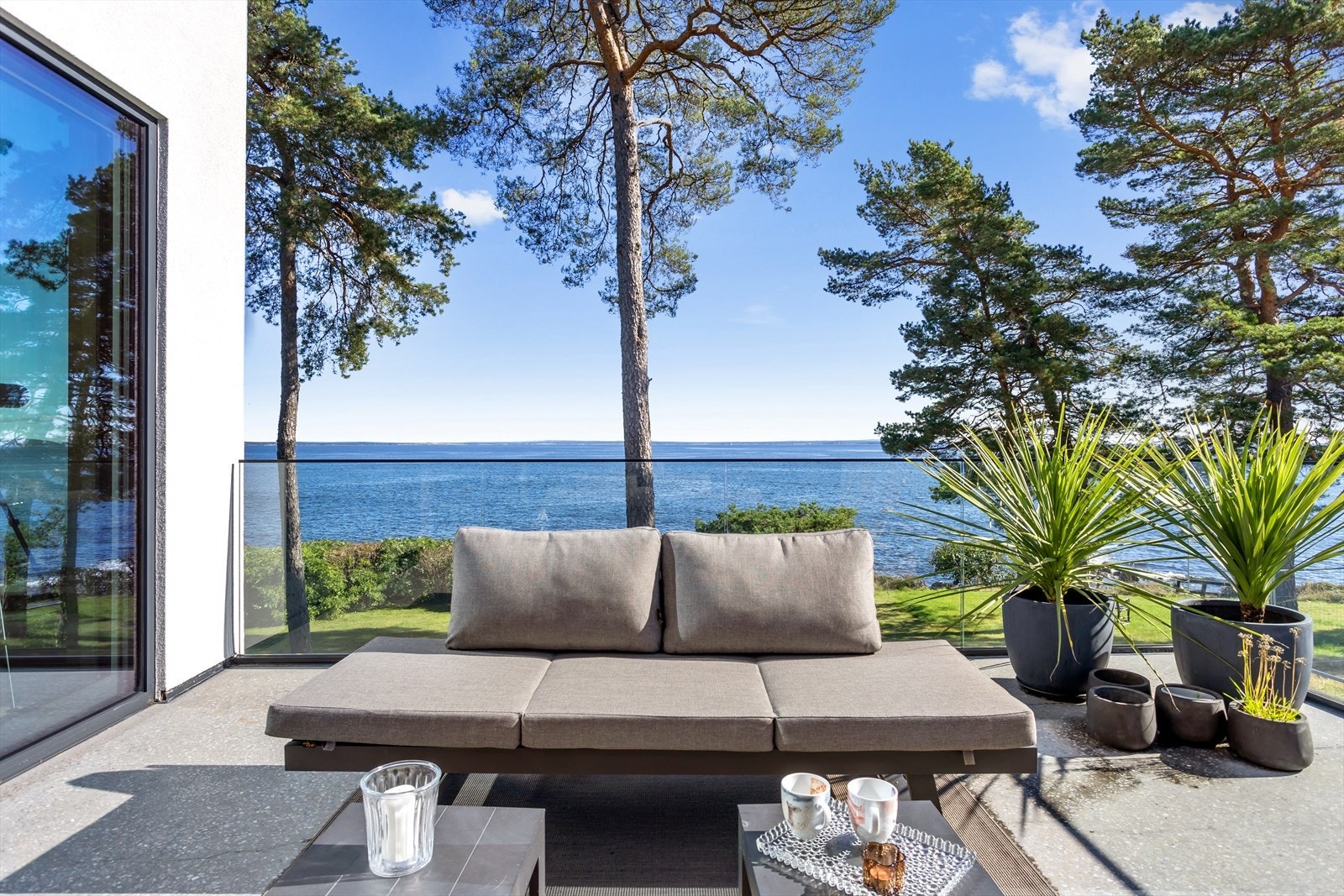 Med sine flotte størrelse, solrike plassering og ikke minst uhindrede panorama over sjøen , innbyr terrassen både til plass for utekjøkken med grilling, solkroker og god plass til utemøbler. Galleribilde