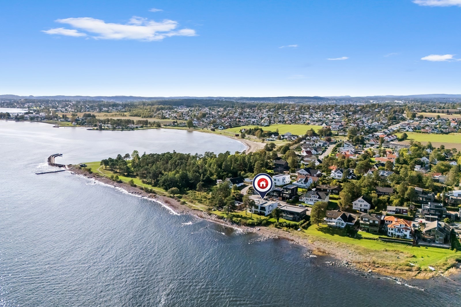 Ringshaug et meget attraktivt og velansett boligområde som passer perfekt for alle aldre! Her kan du nyte livet med høy livskvalitet i et fredelig og sjønært nærmiljø! Galleribilde