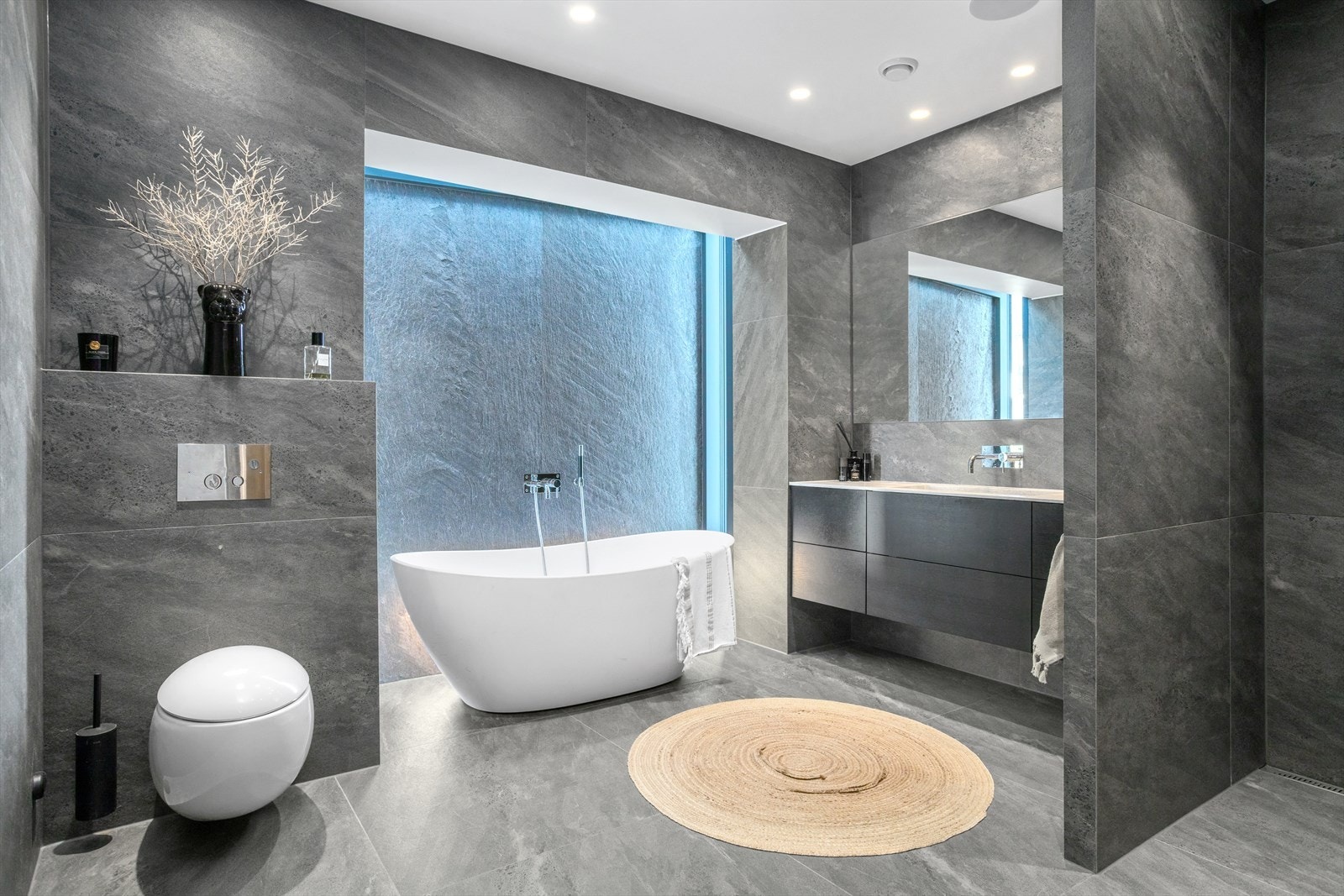 Det store og innholdsrike hovedbadet, med inngang fra sove-/baderomsgang og nært på hjemmets hovedsoverom, har mange flotte kvaliteter. Som mange andre steder i huset bys det også her på flere imponerende designdetaljer. Galleribilde