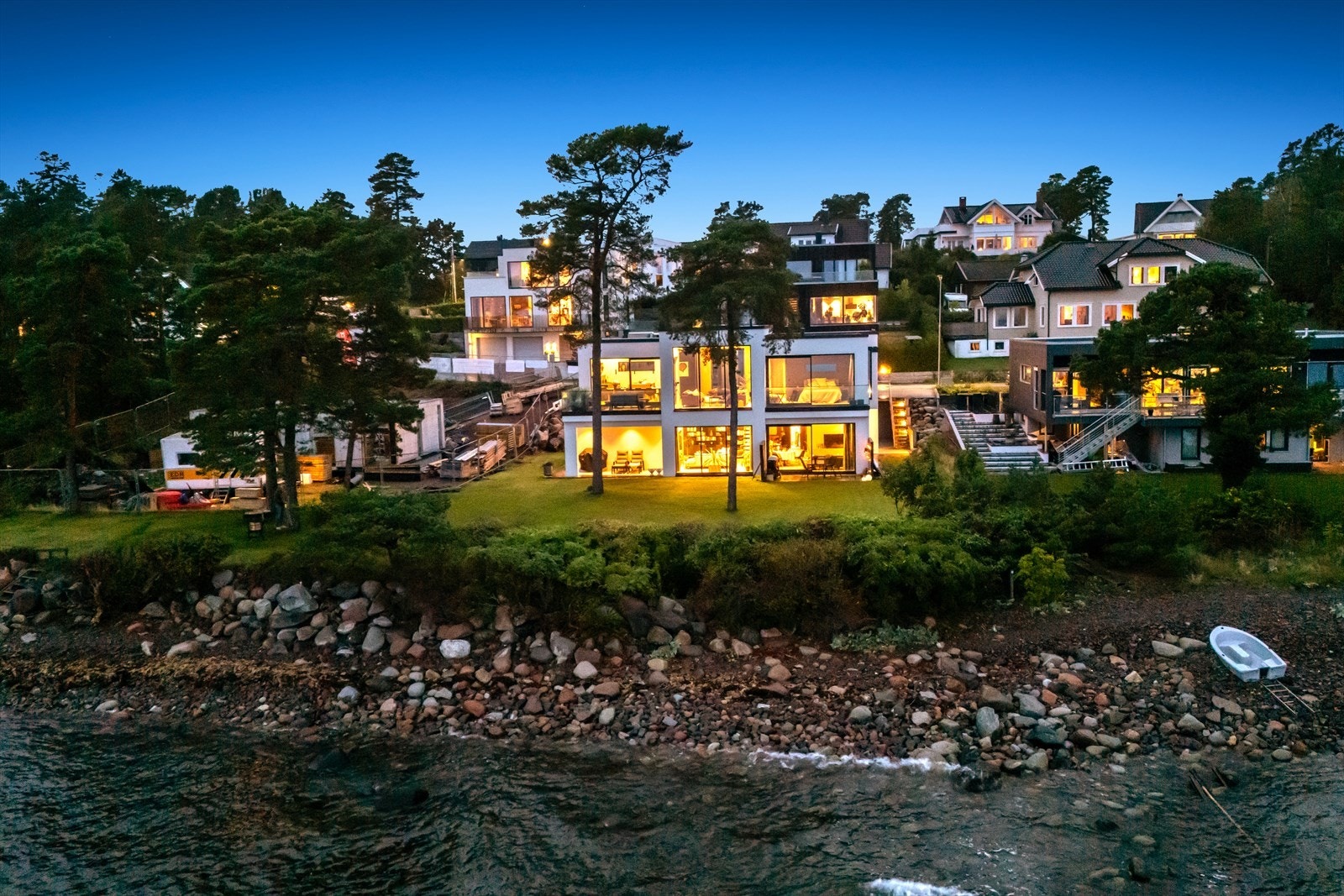 Båtsmannsveien 5b er en eiendom utenom det vanlige i omgivelser der stillheten, bruset fra sjøen og fuglekvitter regjerer. Her er alt er lagt til rette for "det gode liv". Galleribilde