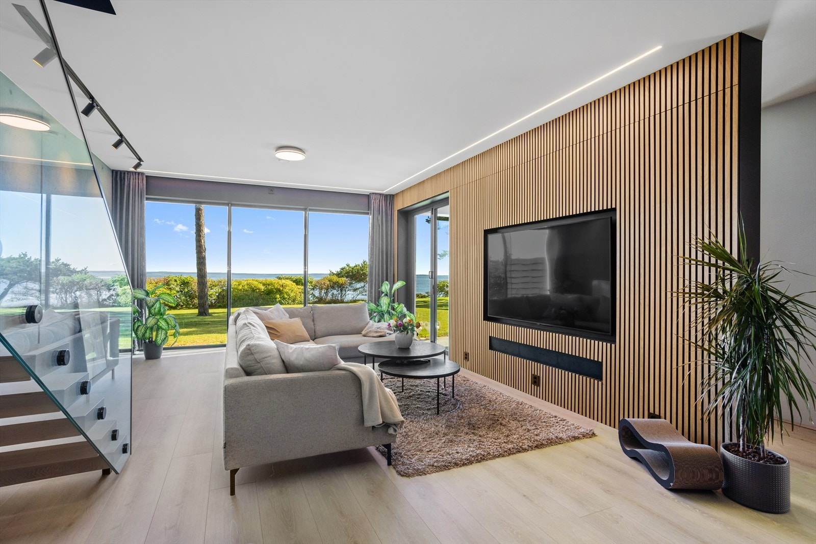 Legg også merke til den fine løsningen med integrert TV i eikespileveggen. Galleribilde