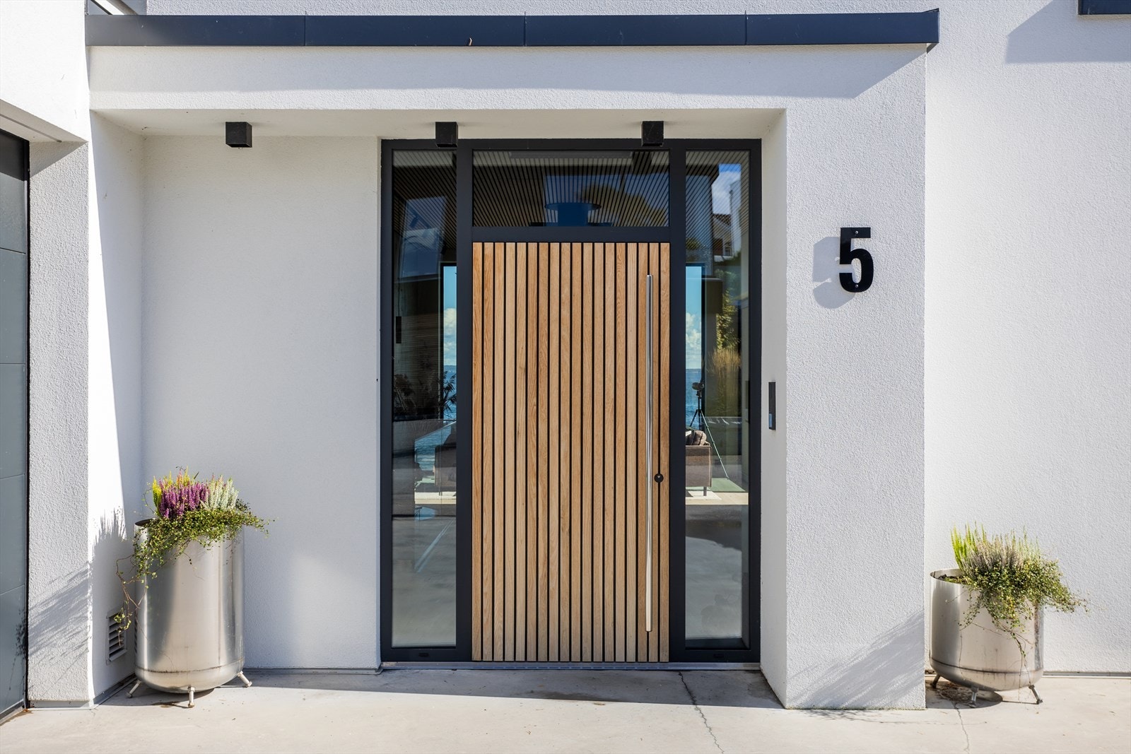 Det vakre inngangsdøren ønsker deg og dine gjester velkommen inn! Galleribilde