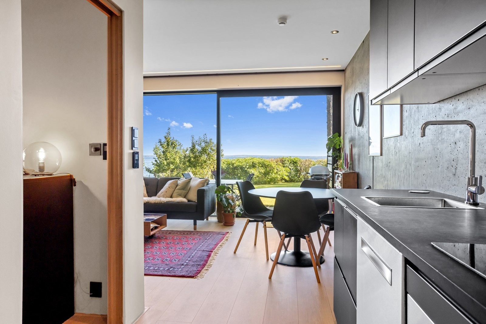 Utleieleilighetens innvendige totalareal er ca. 66 m² (innvendig bruksareal). Leilighetens plassering er lagt mest mulig usjenert fra villaens hovedel. Galleribilde