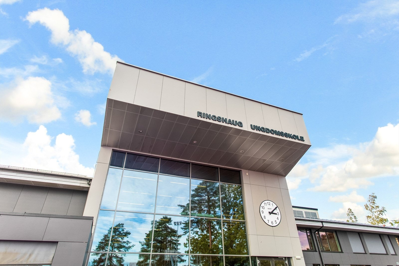 Barneskolen og ungdomsskolen på Ringshaug ligger innen gangavstand. Det er også kort avstand til flere av områdets barnehager. Galleribilde