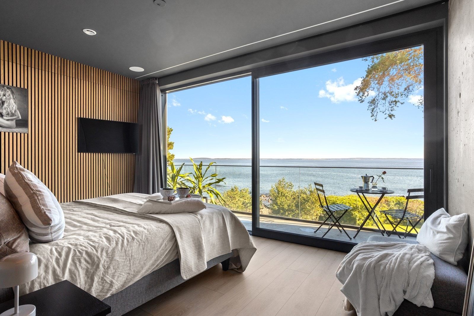 I enden av sove-/baderomsgangen finner man hjemmets fantastiske hovedsoverom, vakkert plassert ut mot sjøen. Her våkner man til bølgeskvulp, soloppgang og et fantastisk skue over Oslofjorden. Galleribilde