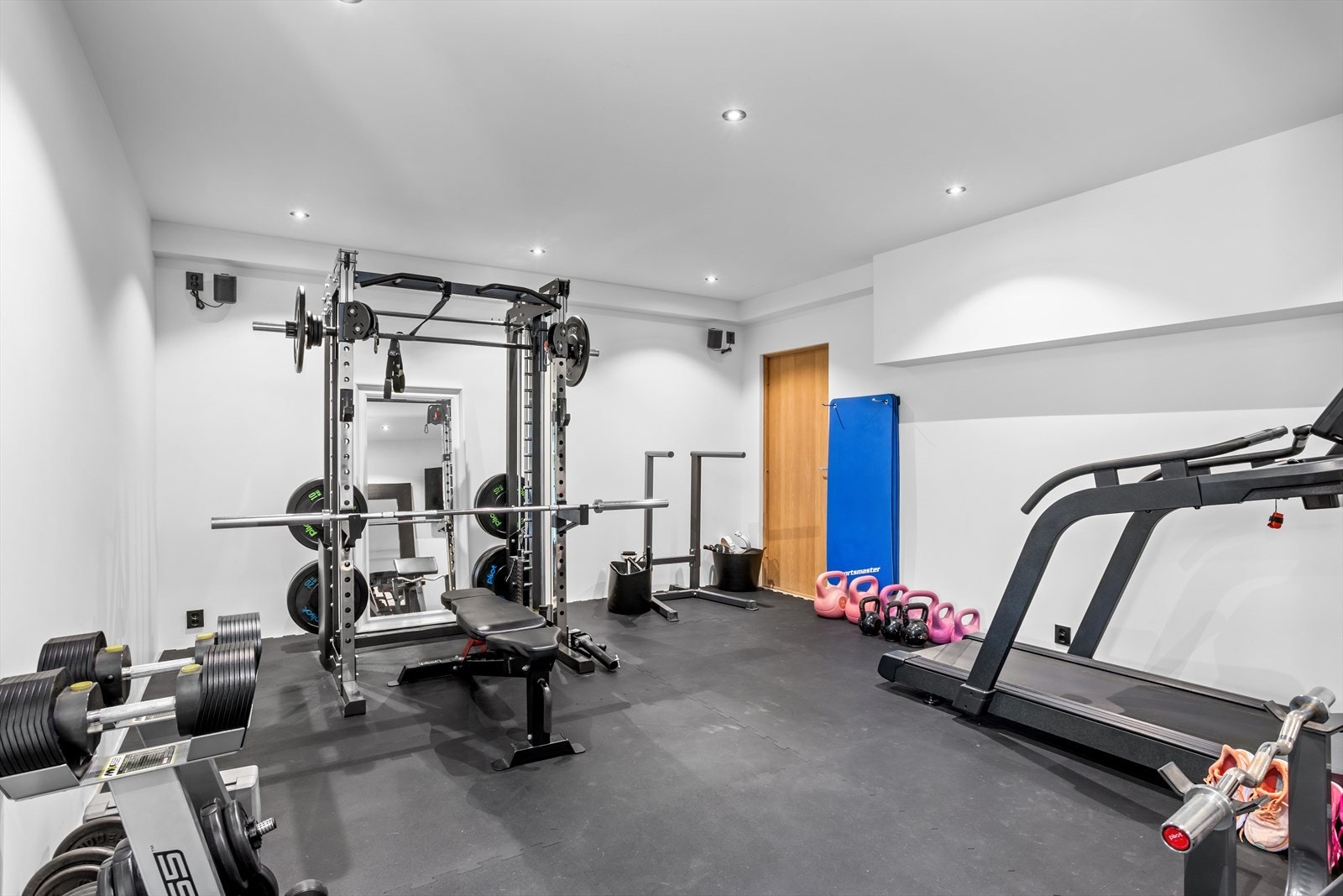 Med egen hjemmegym kan man gjøre trening til en naturlig del av hverdagen og man kan trene på nøyaktig de tidspunktene som passer deg best, for eksempel etter at barna har lagt seg. Galleribilde