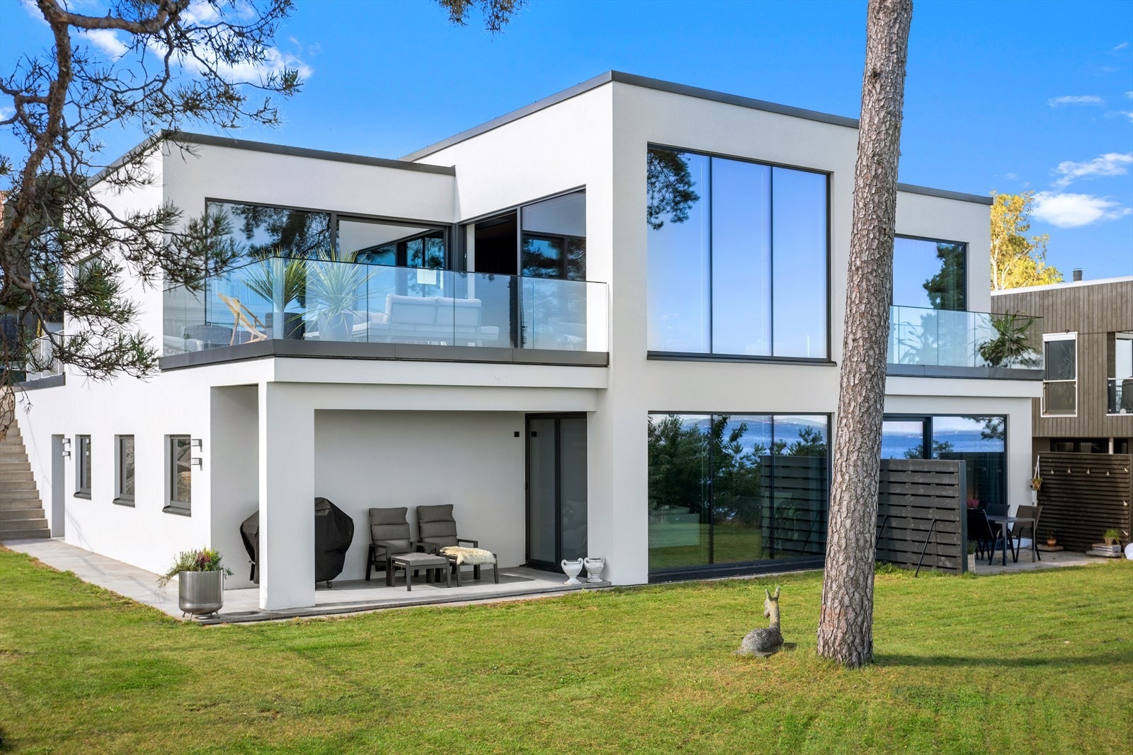 Eiendommen byr på det aller meste - en funkisperle fra 2020 over to innholdsrike plan på en stor og deilig hagetomt langs sjøen. Eiendommen har gså en romslig og usjenert utleieleilighet på nederste plan for ekstra plass eller ønske om leieinnteker. Galleribilde