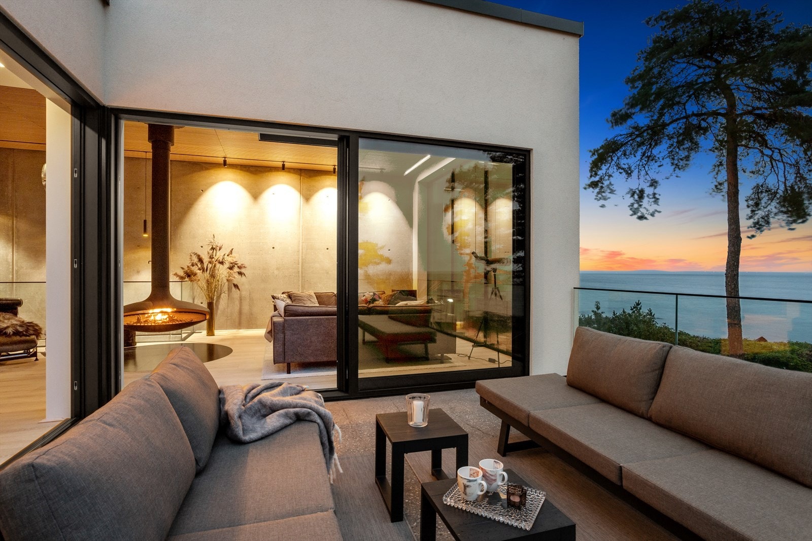 Når hengepeisen i stuen roteres mot terrasssen fungerer den nærmest som en "utepeis" til uterommet! Galleribilde