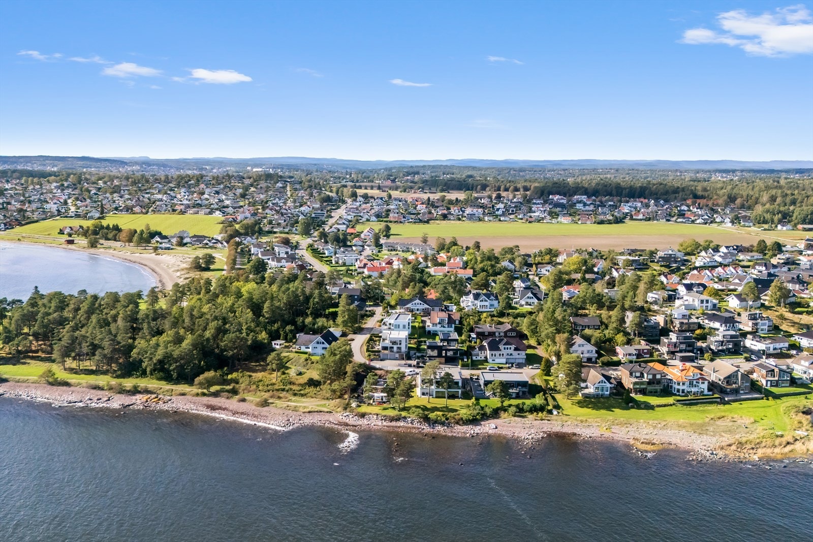 Nydelige tur- og friluftsområde rett utenfor døren. Flott kyststi fra Ringshaugstranden mot Skallevold og Karlsvika samt Vallø/Husvik. Galleribilde