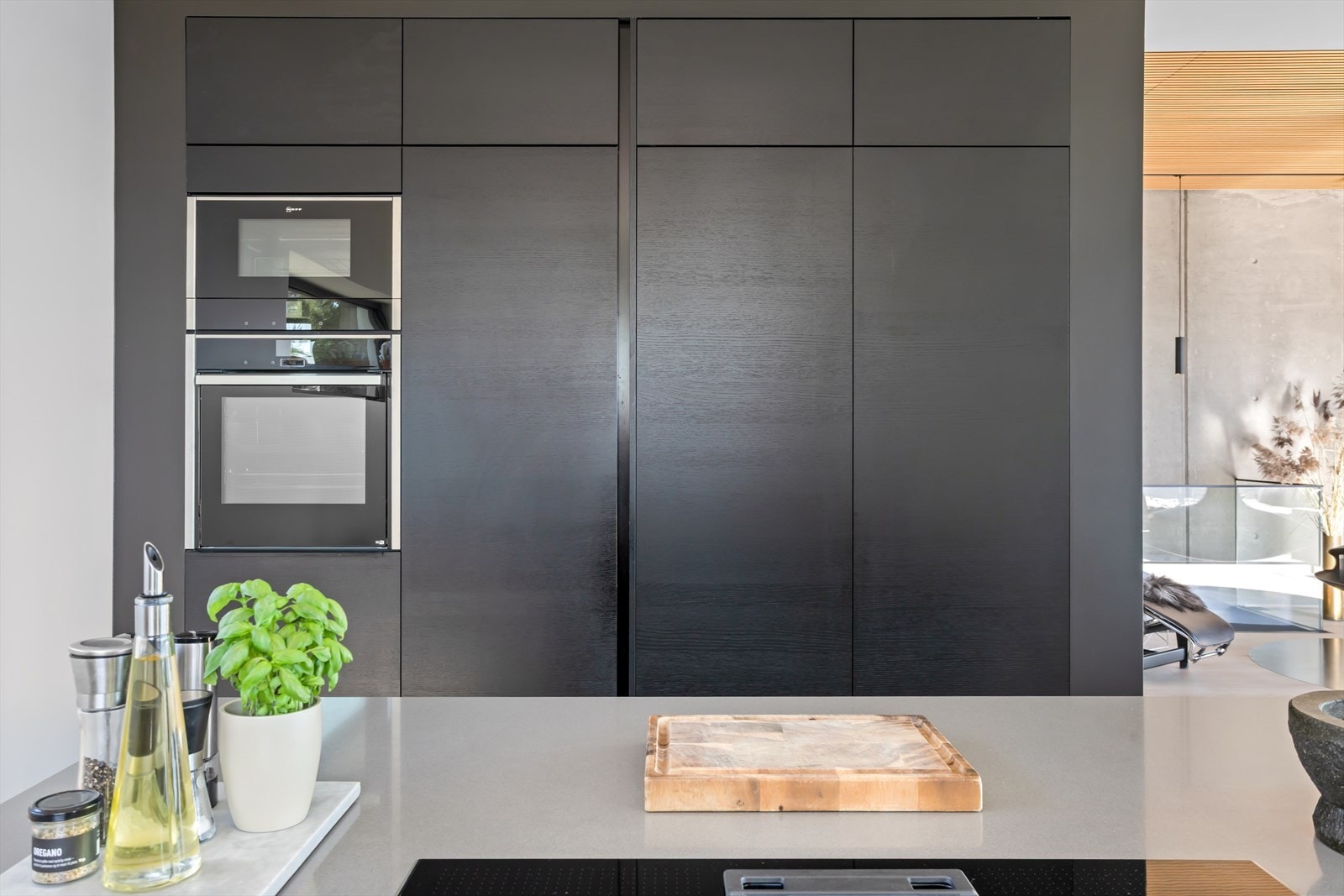 Den moderne innredningen utstråler eleganse og funksjonalitet. Innovativ innredning, stilige skap og en praktisk layout skaper en flott atmosfære. De mørke frontene oser av naturlig og solid eleganse. Galleribilde