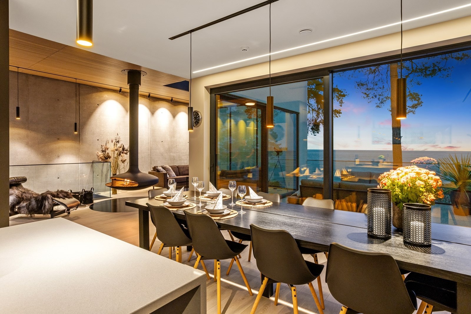 Herlig takhøyde - ca. 3,25 meter i hovedetasjens høyeste himilnger. De fleste rom i 1. etasje har takhøyde på ca. 2,70 meter. Det er påkostet lysanlegg med innfelte LED stiper, downlights og designlys i himlinger! Galleribilde