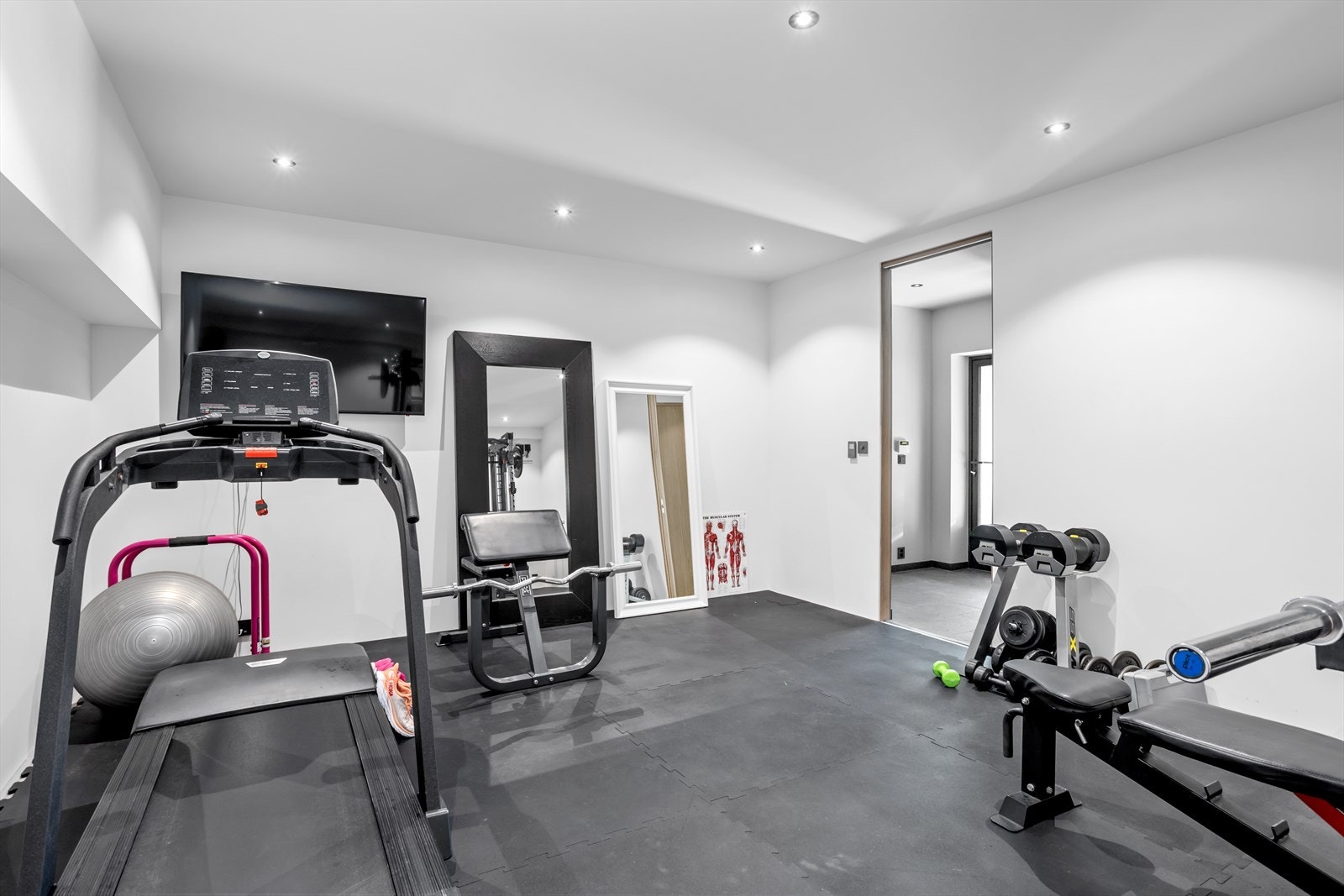 I treningsrommet kan du lytte til din egen musikk, se på TV eller se på nyhetene mens du trener, noe som kan øke treningsgleden. Treningsrommet er et lyst og trivelig på ca. 23 m² med plass til rikelig med de treningsapparatene du selv ønsker. Galleribilde