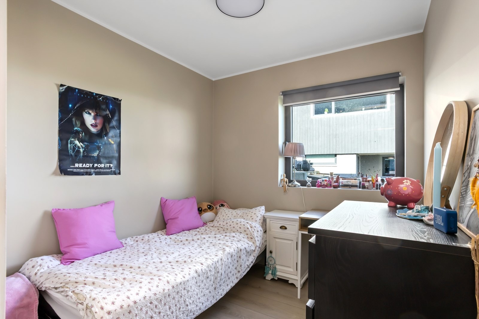 Leiligheten hele tre soverom, hvilket gjør at huset har hele åtte soverom dersom man ønsker å benytte begge boenhetene selv. Galleribilde