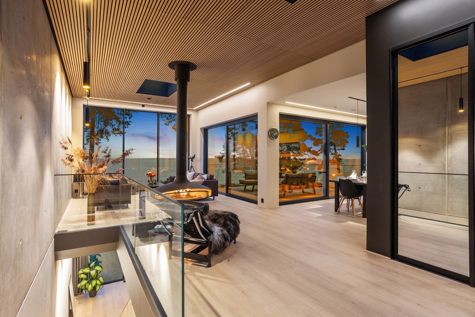 Den vide åpningen mot spisesetuen tilfører en sosial sammenheng mellom rommene, i tillegg sørger åpningen for ytterligere innslipp av nauturlig dagslys. Galleribilde