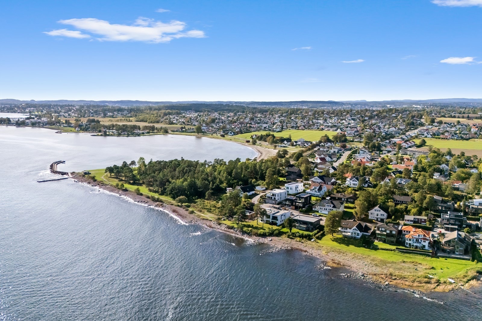 Strendene på Ringshaug og Skallevold er meget populære grunnet sine store og nydelige gressletter, sandstrender og flotte steinmoloer. Galleribilde