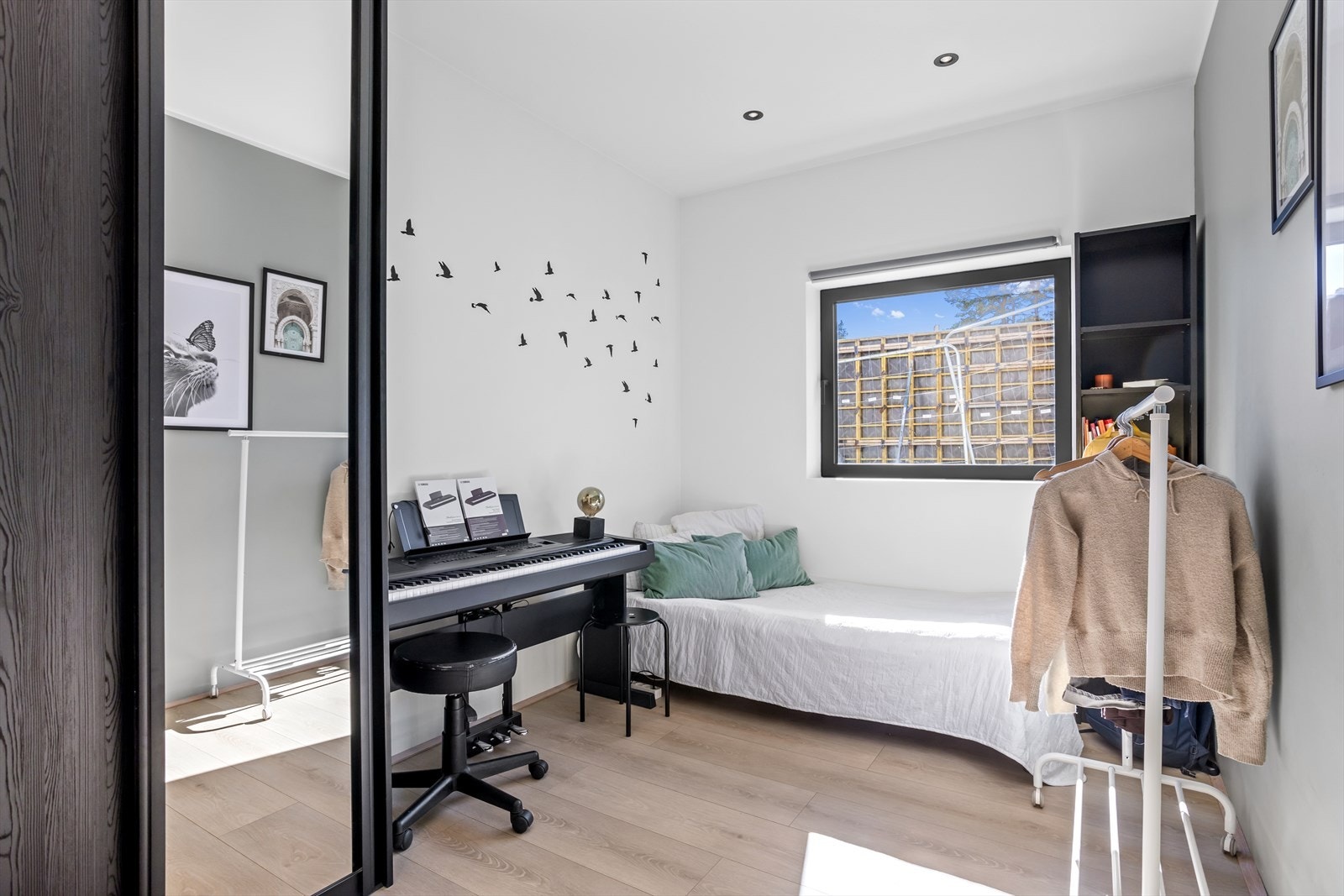 Samtlige soverom har plassbygde, takhøye skyvedørsgarderober og det er god plass til seng i tillegg til andre klassiske soveromsmøbler hvis ønskelig. Galleribilde