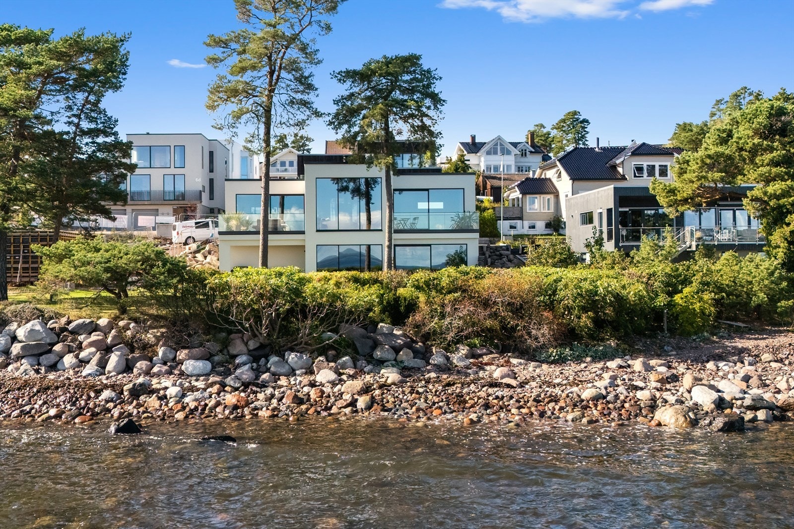 Man finner eiendommen i en fredelig gate tett på flotte strender langs Oslofjorden. Tomten ligger kun ca. 10 meter fra sjøkanten og det er uhindret, vakker sjøutsikt fra de fleste rom og fra flotte uteplasser. Galleribilde