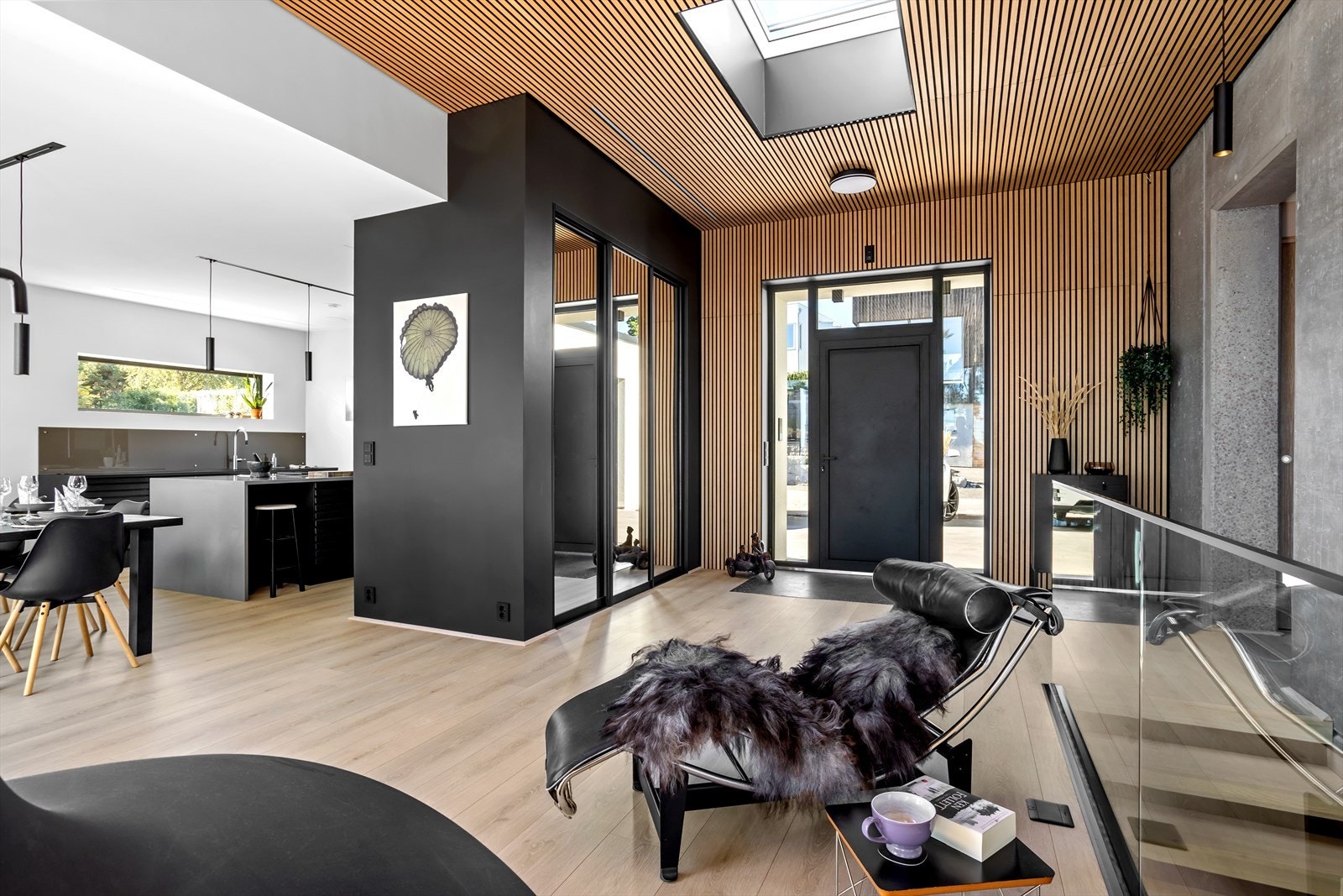 I hallen ønskes du velkommen inn av et transparent og åpent arrangement hvor utsynet mot sjøen og de åpne løsningene gjør en mo i knærne! Galleribilde