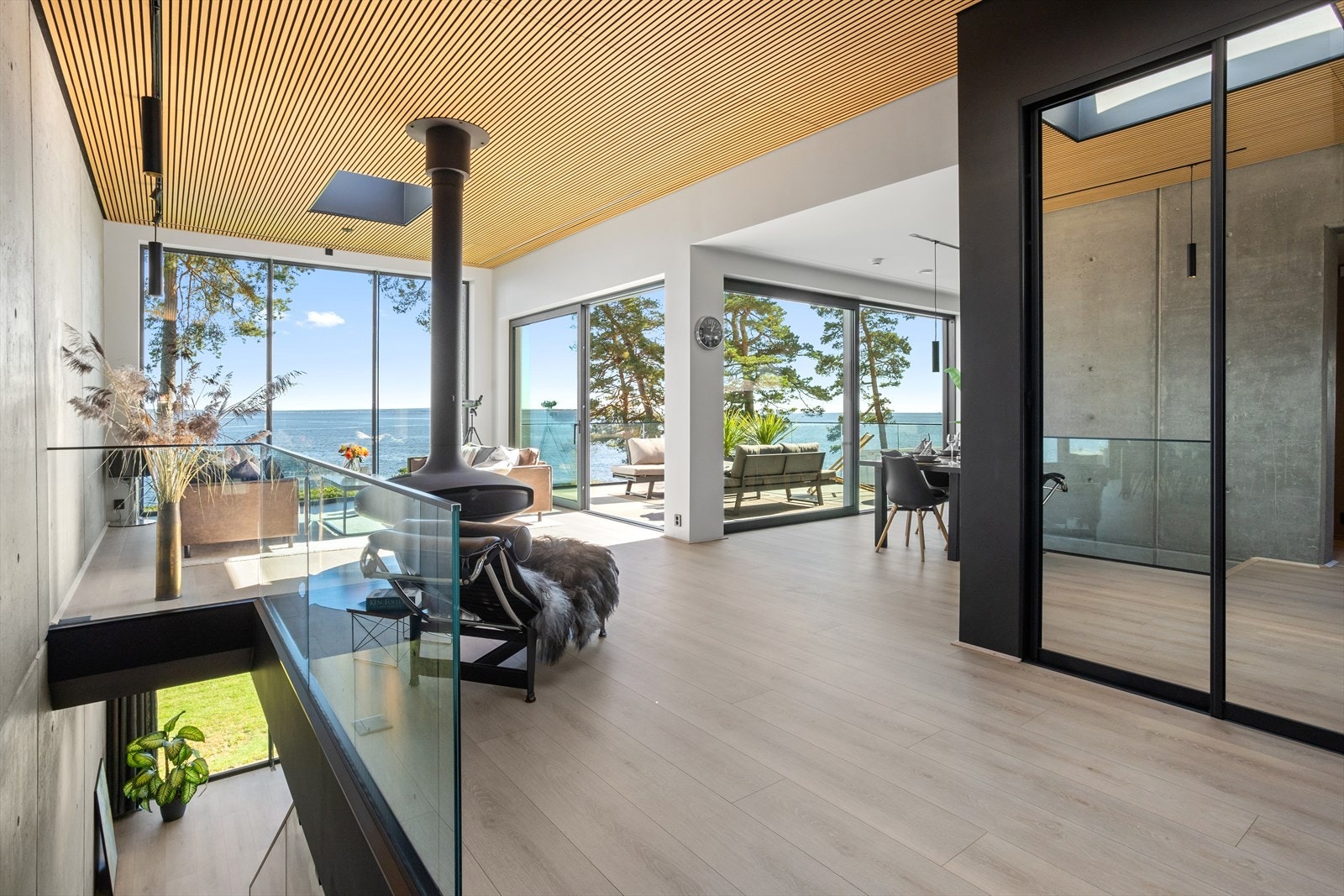 Størrelsen på rommet gjør den avslappende og luftig, noe som gir en herlig romfølelse. Du har frihet til å arrangere møbler på mange forskjellige måter. Galleribilde