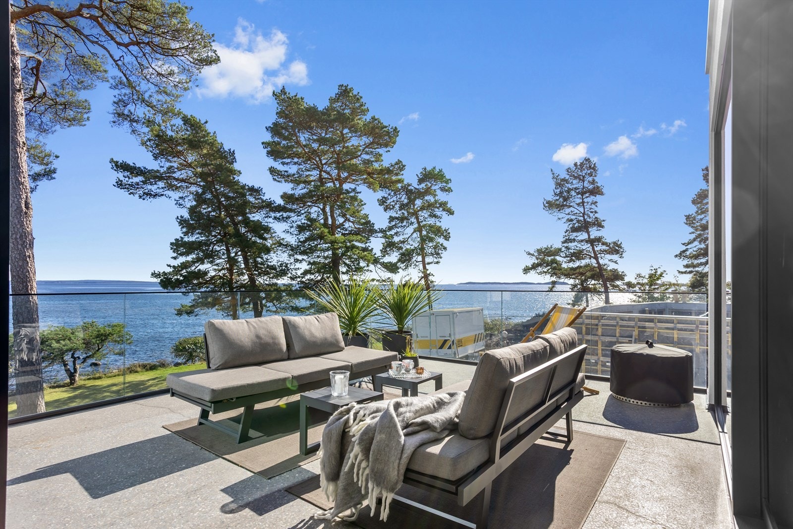 En makeløs utsikt til soloppgang og en til fingerspissene delikat bolig kan nå bli din! Eiendommen kan være enten primærbolig og landsted, og selvfølgelig også som begge deler i ett. Det er ikke boplikt. Galleribilde