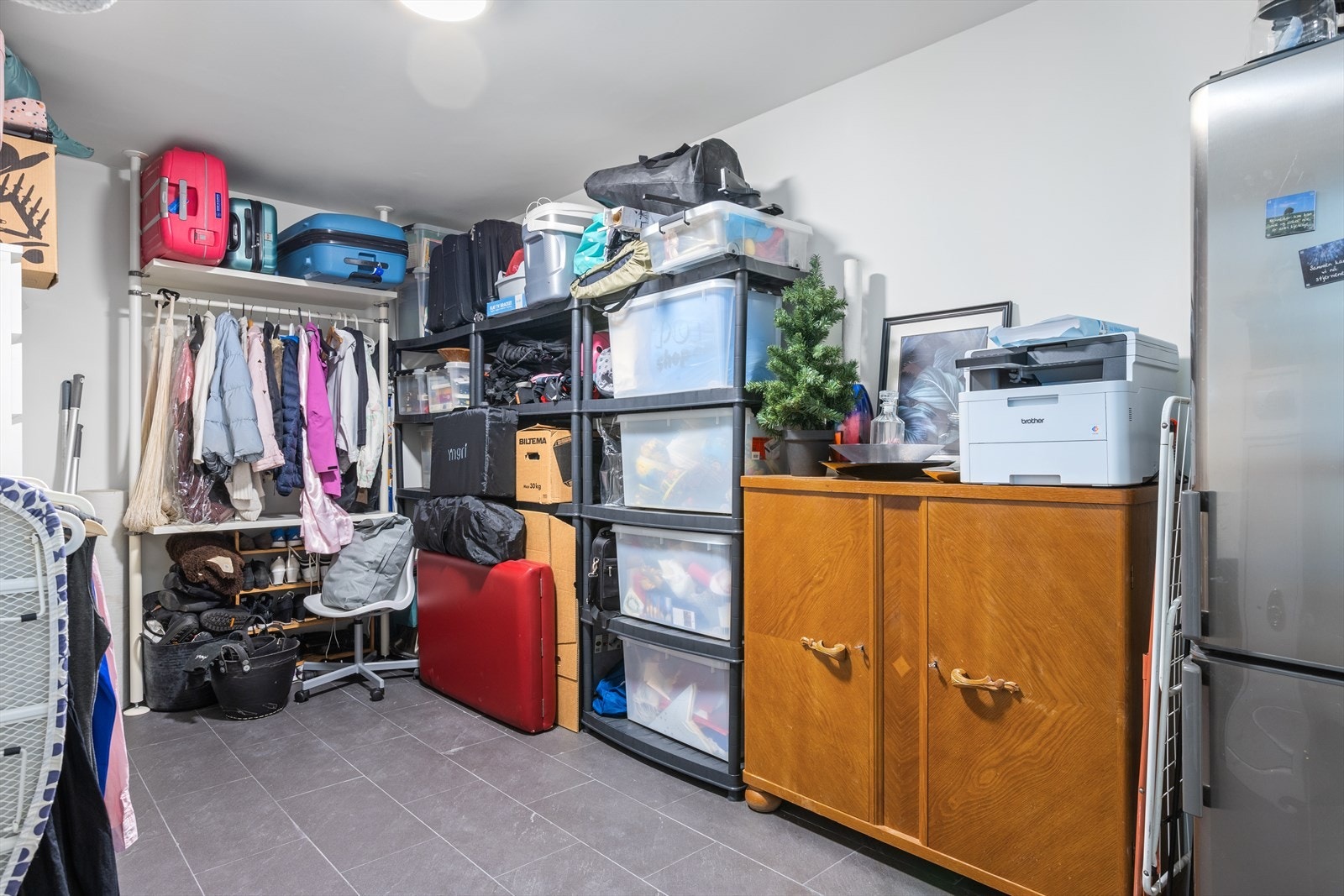 Huset har rikelig med oppbevaringsplass i praktiske oppbevaringsrom. Innerboden i 1. etasje er på hele ca. 13 m² og tilbyr massevis av praktisk lagringsplass med lettvint tikomst. Galleribilde