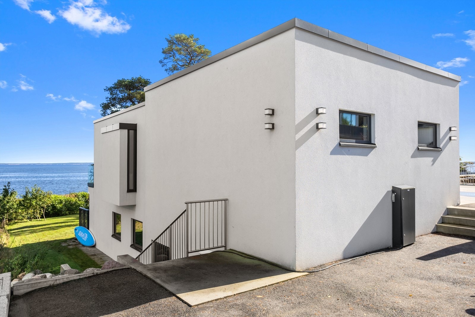 Trapper mot nord og syd, plassert pent i terrenget, leder ned til hagen. Galleribilde