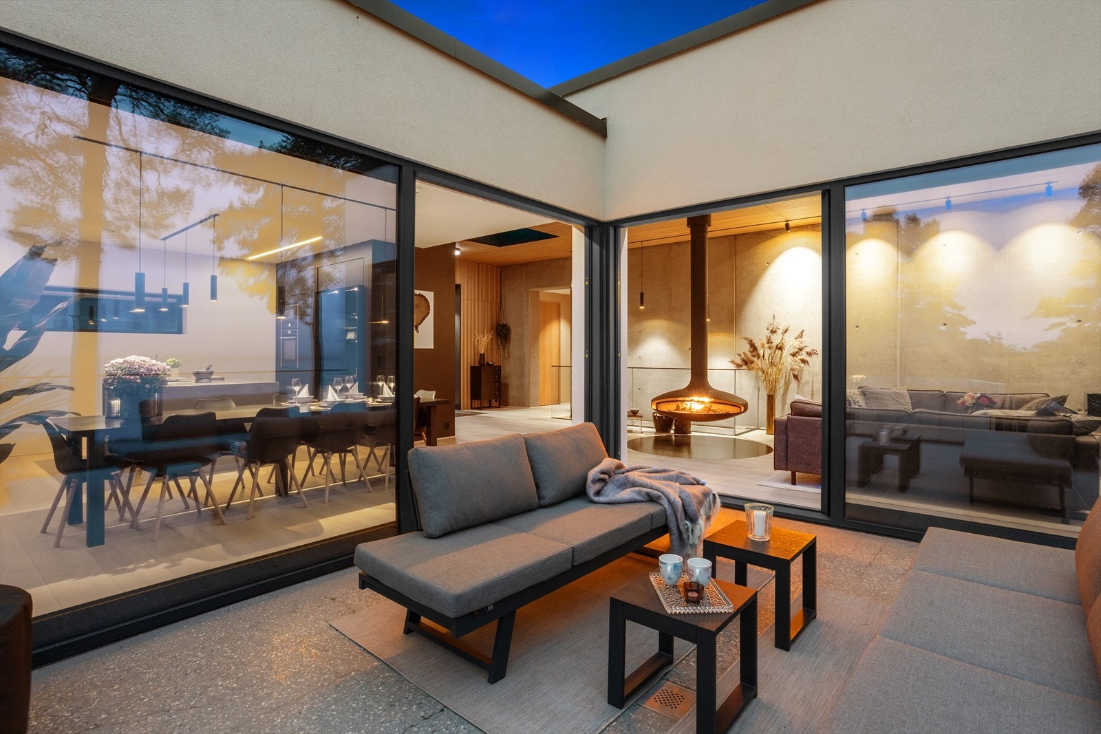 Takterrassen blir nærmest som en ekstra stue i sommerhalvåret og "utvider" stue-/kjøkkensonen i hovedetasjen på et suverent vis. Galleribilde