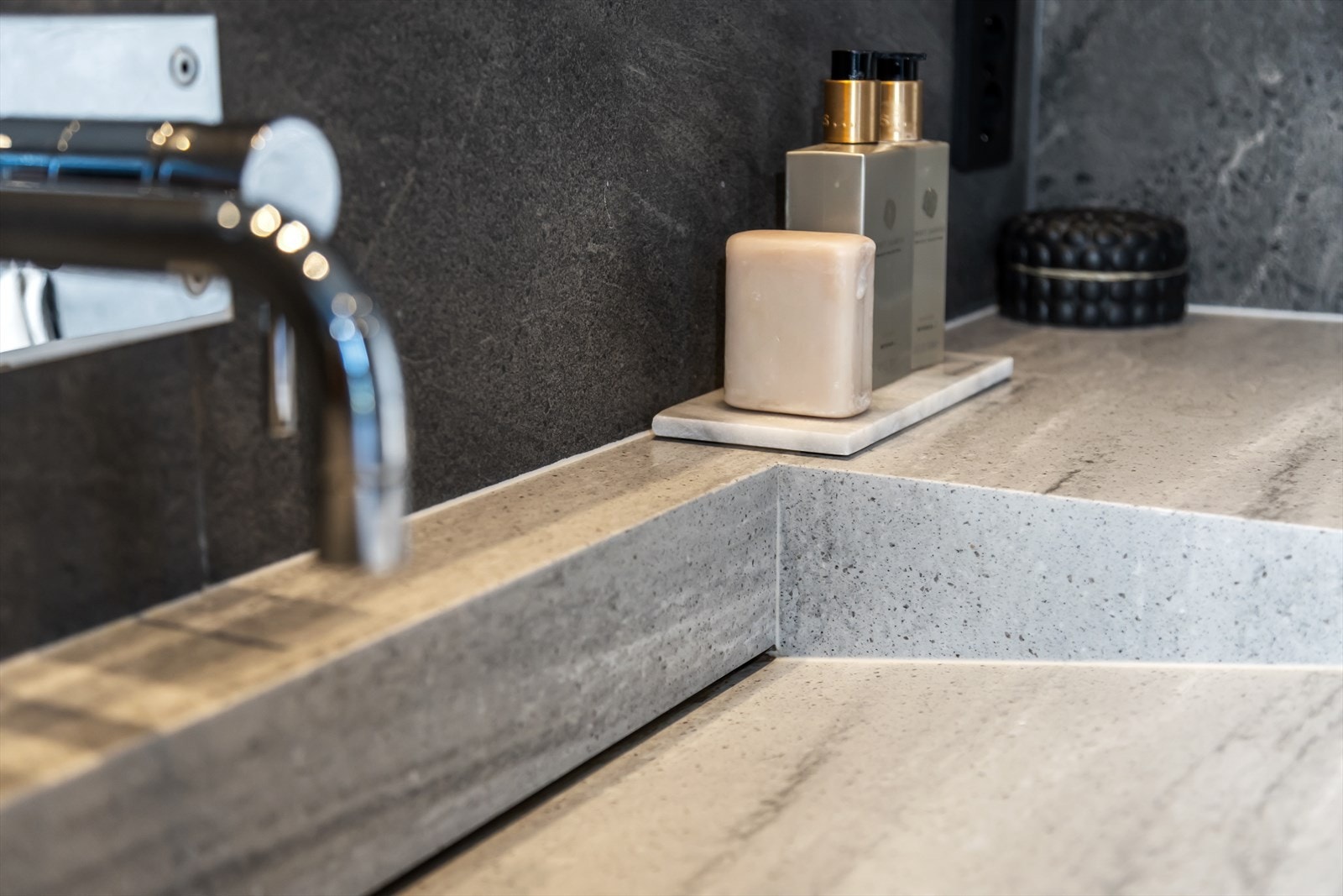 Elegant servantbenk av type "Marmorline" og integrert blandebatteri. Galleribilde