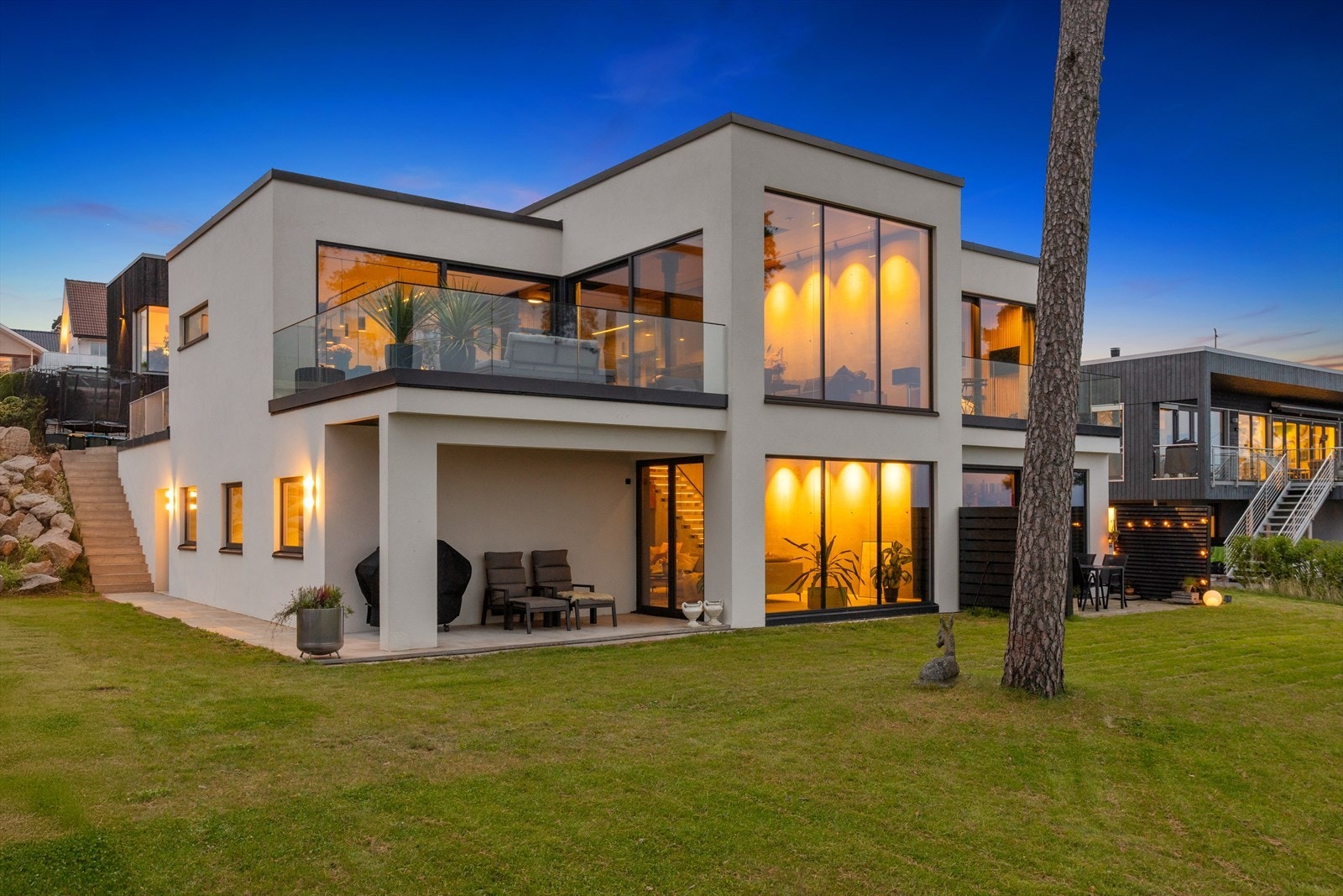 Kombinasjonen av vakker estetikk, kompromissløs planløsning, kresne materialvalg og gjennomført funksjonalitet preger alt ved villaen. Galleribilde