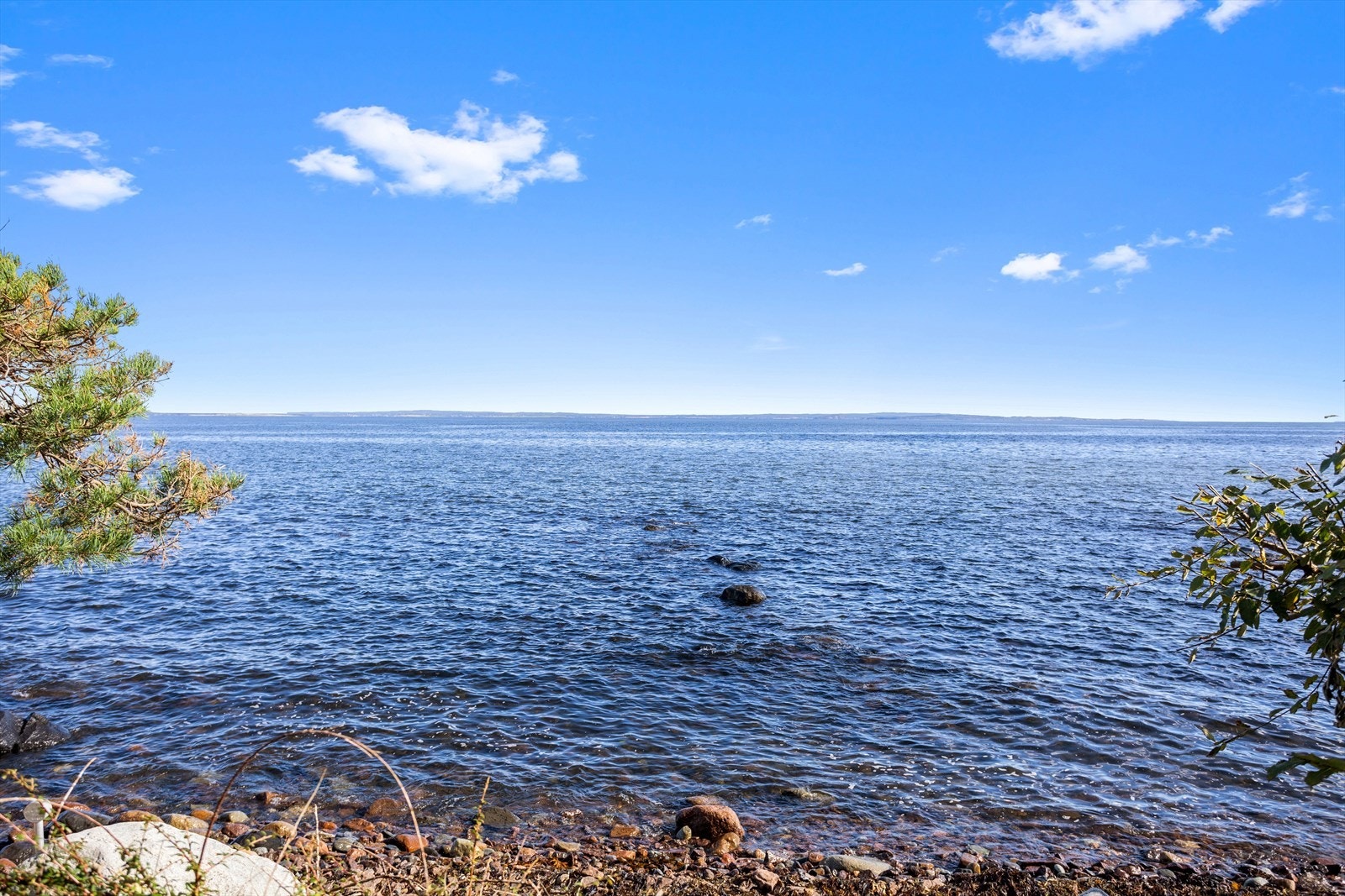 Eiendommens grense mot sjøen ligger ca. 10 meter fra sjølinjen så tettere på sjøen er det nesten ikke mulig å komme! Galleribilde