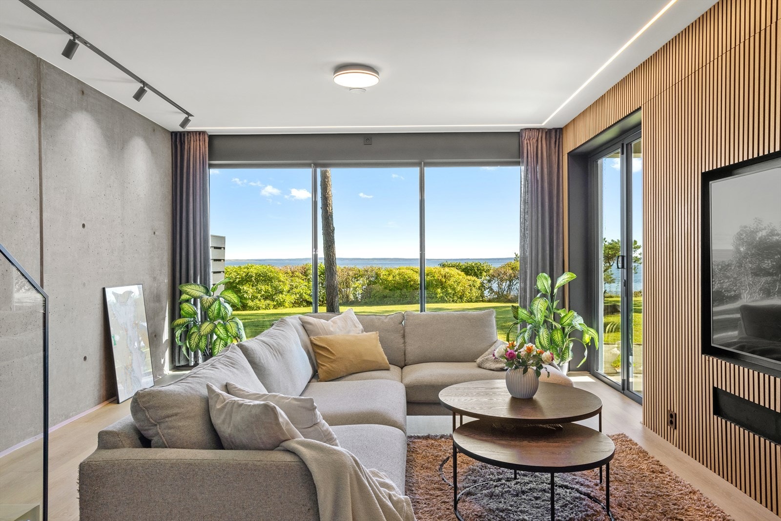 Stuen i 1. etasje er imponerende romslig og nærkontakten med hjemmets hageanlegg, markterrasse og ikke minst sjøen preger inntrykkene i rommet.
Rommet er enda en flott samlingsplass hvor det bys på mange møbleringsmuligheter. Galleribilde