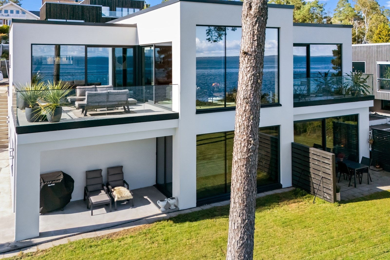 Alt av vindusflater har aluminiumsrammer såvel innvendig som utvendig! Galleribilde