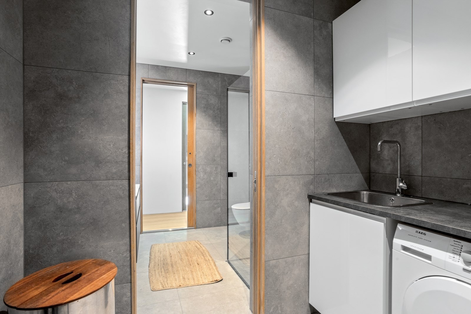 Underskap og overskap byr på god oppbevaringsplass. Benkeplaten, blant annet med nedfelt vaskekum, sørger for god arbeidsplass. Under benkeplaten er det plass for både tørketrommel og vaskemaskin i side-by-side løsning. Galleribilde