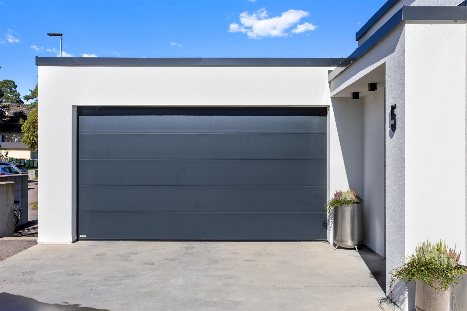 Familiens kjøretøy plasseres trygt og godt i integrert dobbelt med el-bil lader - fra denne er det direkte inngang til huset. Galleribilde