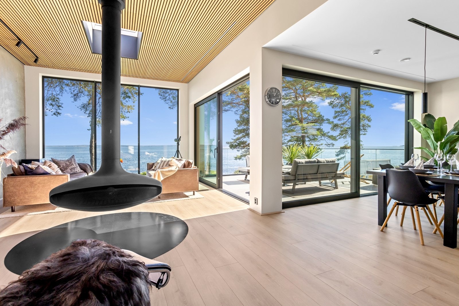 Hovedstuen er et herlig stort og lyst rom, ideell for sosialt samvær. Dette rommet kan trygt kan kalles "husets hjerte". Rommet er med sin størrelse og utforming et naturlig samlingspunkt for familien. Galleribilde