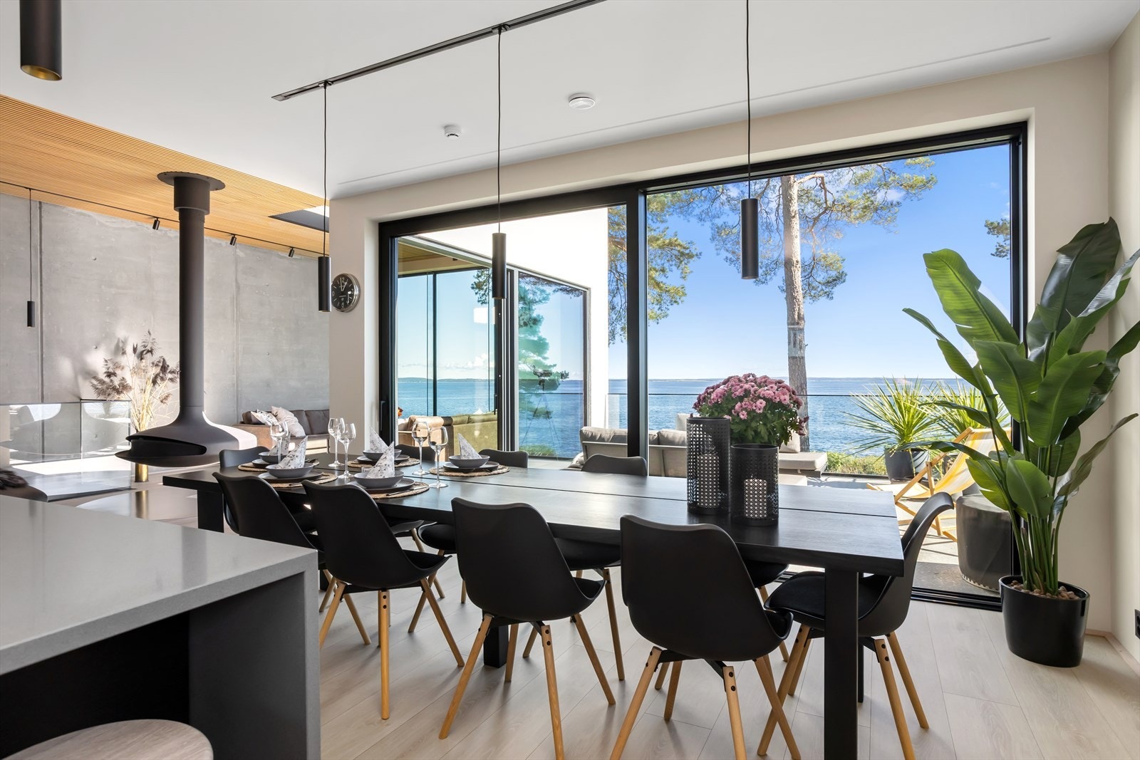 Om sommeren åpnes glassveggene og takterrassen ute blir en naturlig del av stue-/kjøkkensonen. Galleribilde