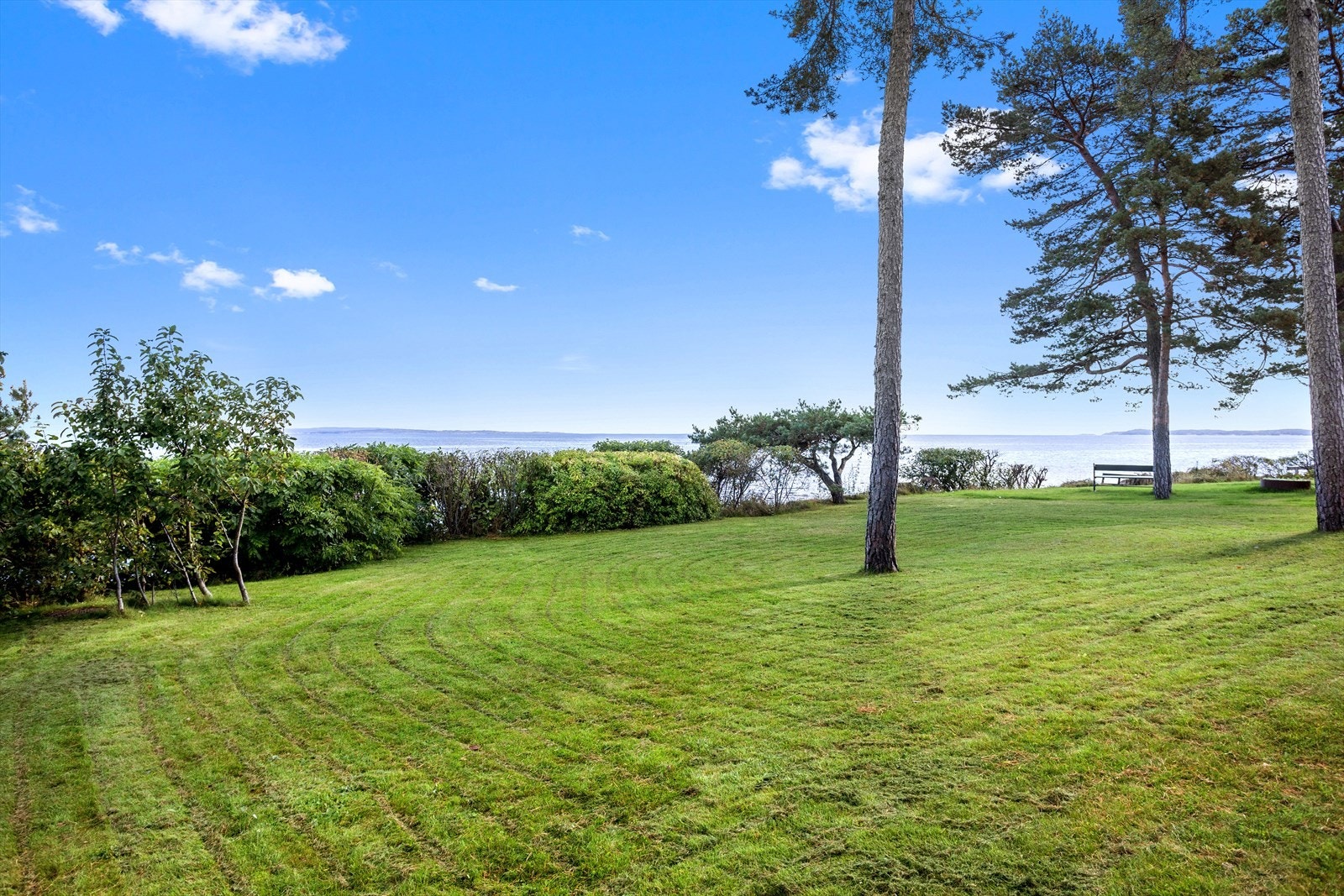 Hekkbeplantning rundt deler av tomten gir god skjerming for innsyn. Hagens mangfold av beplantning og innslag av trær skaper også en lun, innhegnet og idyllisk atmosfære, særskilt ved uteplassene i hagen. Galleribilde