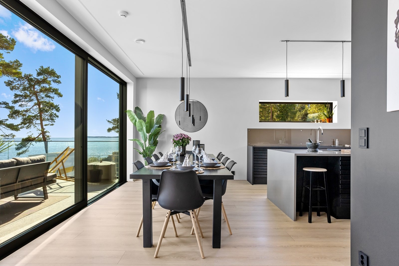 Blir gjestene til middag, er det romslig også i spisestuen. Galleribilde