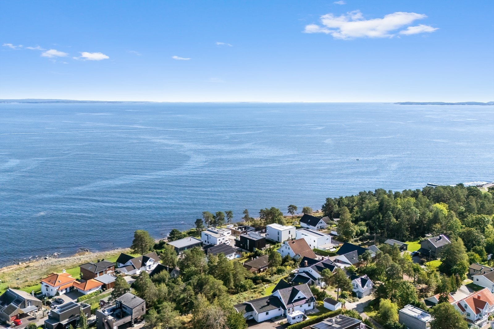 Her bor man i fredelig villagate med sjøen som nærmeste nabo i idylliske og meget barnevennlige omgivelser. Galleribilde