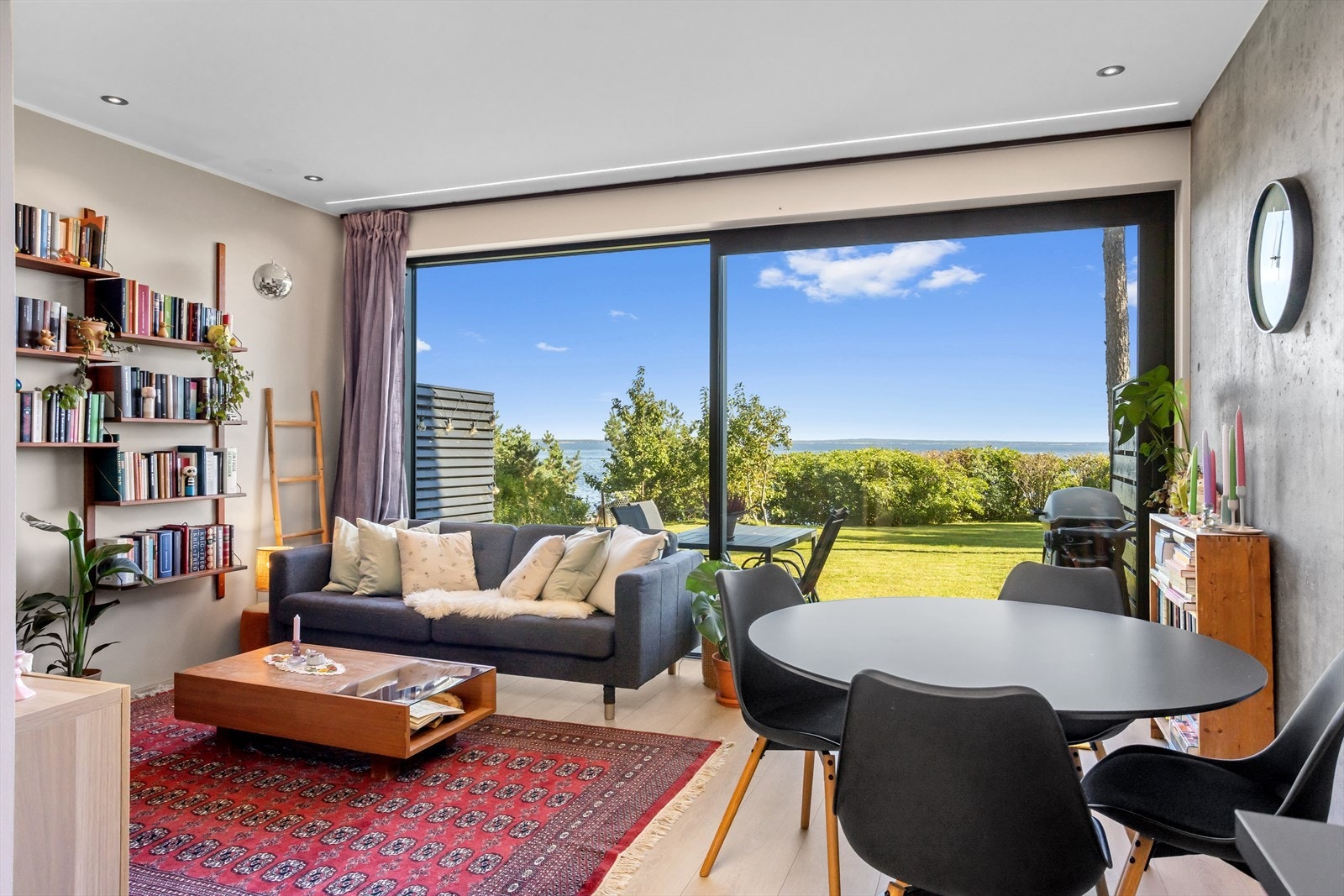 Denne boenheten har egen, skjermet inngang på nordsiden av huset. Det er egen parkeringsplass, skjermet fra hovedgårdsplassen. Herfra er det terrengplassert trapp ned til leilighetens hovedinngangsdør, på nordsiden av huset. Galleribilde